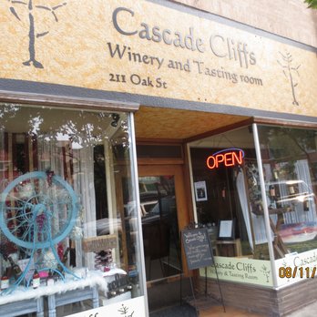 Cascade Cliffs - Hood River - Wineries Near Me - Hood River, Oregon