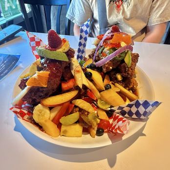 Gol Tong Chicken - This is the boneless half and half  Half boneless chili (left side) and half boneless soy garlic Yes the fruit goes super well with it. - Chicken Wings Near Me - Los Angeles, California