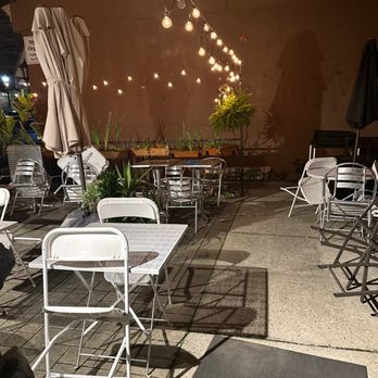 Pa De Thai Restaurant - tables and chairs outside - Thai Near Me - Edgewater, New Jersey Pa De Thai Restaurant - tables and chairs outside - Thai Near Me - Edgewater, New Jersey