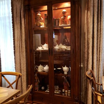 Bluffton Inn - Curio cabinet - Hotels Near Me - Bluffton, South Carolina Bluffton Inn - Curio cabinet - Hotels Near Me - Bluffton, South Carolina