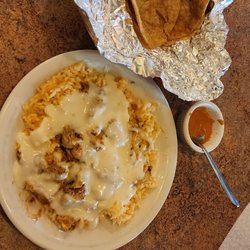 La Hacienda Cantina - Arroz con Pollo y queso, salsa picosa y tortillas de maiz