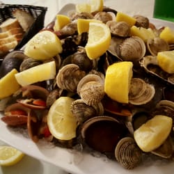 Tenimmoce accussì - Una base di frutti di mare, tra ostriche e taratufi. Immancabili!