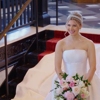 In Motion Video - Bride posing for photos on grand staircase - Sagamore Pendry - Video/Film Production Near Me - Baltimore, Maryland