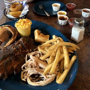 Central BBQ - 3 meat platter - Barbeque Near Me - Memphis, Tennessee