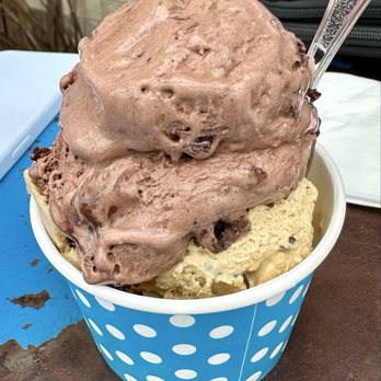 Cali Cream Homemade Ice Cream - Dark chocolate chunk and graham central station - Ice Cream & Frozen Yogurt Near Me - Encinitas, California