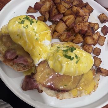 Valentinas Kitchen - Eggs Benedict with ham - Breakfast & Brunch Near Me - American Canyon, California Valentinas Kitchen - Eggs Benedict with ham - Breakfast & Brunch Near Me - American Canyon, California