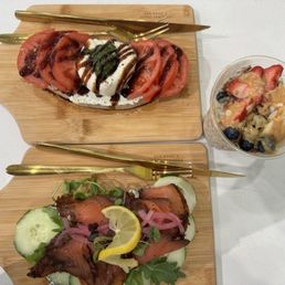 Tomato Burrata Toast, Smoked Salmon Toast, Berry Overnight Oats Tomato Burrata Toast, Smoked Salmon Toast, Berry Overnight Oats