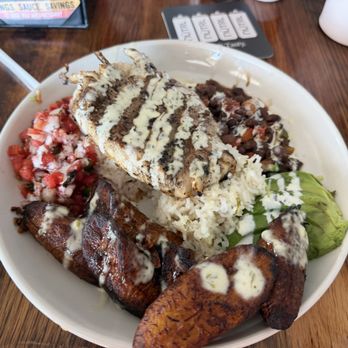 Bunky's Raw Bar & Grill - This was excellent! Catch of the day Mango avocado bowl - Sports Bars Near Me - Indialantic, Florida