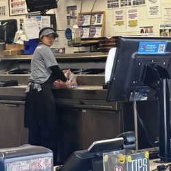 Domino's Pizza - Employee not wearing gloves while making my pizza ‼