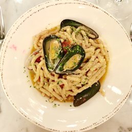 a plate of pasta with musselling a plate of pasta with musselling