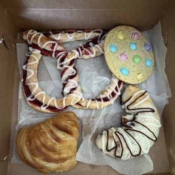 Balistreri's Pastries Plus - This box held the treats that I shared with my boyfriend. - Bakeries Near Me - Buffalo, New York Balistreri's Pastries Plus - This box held the treats that I shared with my boyfriend. - Bakeries Near Me - Buffalo, New York