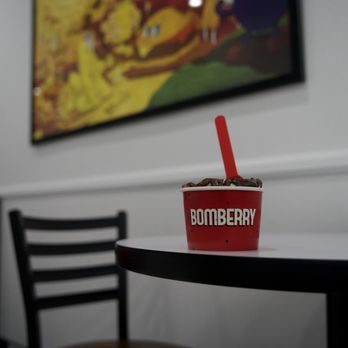 Bomberry - Seating area and bowl - Acai Bowls Near Me - Walnut, California