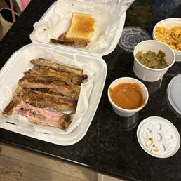 Ribs, toast, sauce, green beans & mac&cheese Ribs, toast, sauce, green beans & mac&cheese