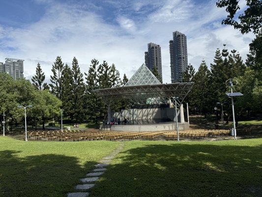 Daan Forest Park by null