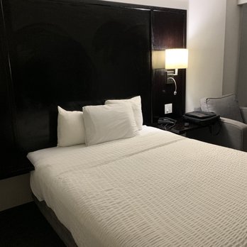 Park Pointe Hotel - Typical queen bed - Hotels Near Me - South San Francisco, California