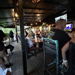 Luv'n Oven Ale House - Outside seating area
