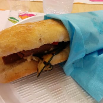 Kilometro Bio - Panino de gustibus (pomodoro, mozzarisella, funghi, veg wurstel, zucchine, crema olive) 6€ meglio sceglierne uno con meno ingr. - Salad Near Me - Monza, Manitoba