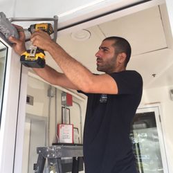 Public Locksmith - Einan install Commercial door closer system at Office building on Miami Beach, 24/7 Publix Locksmith .