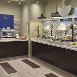 Holiday Inn Express & Suites Nashville MetroCenter Downtown - Breakfast