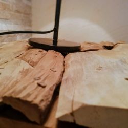 Hotel Arte Vida - Die grob behauenen Bohlen wirken gemütlich, lediglich als Ablage neben dem Bett könnten sie etwas planer sein