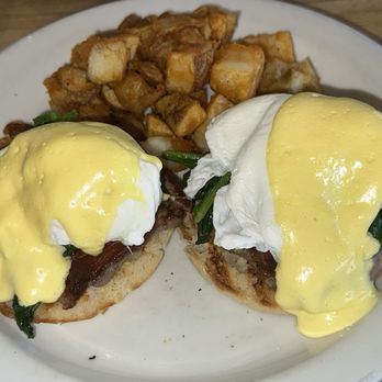 Fratelli Cafe - Big Ben (Filet Mignon Eggs Benedict) with potatoes - Coffee & Tea Near Me - Los Angeles, California