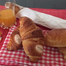 Jullian - Colazione francese con painauchocolat, baguette e croissant