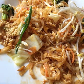 Green Mango Thai - Incredibly sweet glass noodle pad Thai... Was supposed to be a sweet and sour tamarind sauce. There was no sour to this sauce - Thai Near Me - Rancho Cucamonga, California