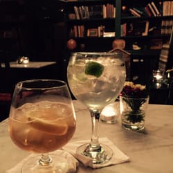 Livraria da Baixa - Delicious Portonic & Tanqueray Tonic on the upper floor
