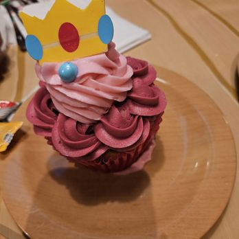 Toadstool Cafe - Princess Peach Cupcake - Cafes Near Me - Universal City, California