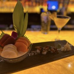 Kon Asian Bistro - My sashimi selections scallops, salmon, tuna and ell And their habanero mango drink