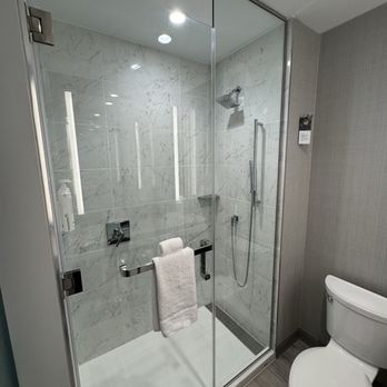 Marriott New York JFK Airport - Bathroom in the standard double queen room - Hotels Near Me - Queens, New York Marriott New York JFK Airport - Bathroom in the standard double queen room - Hotels Near Me - Queens, New York