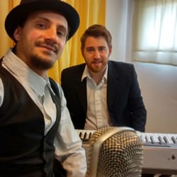 Segui Piano Bar - Seguí Pianobar: es un dúo musical (Piano y voz), de jazz y blues de la ciudad de Rosario. Contacto:   segui Pianobar@gmail.com