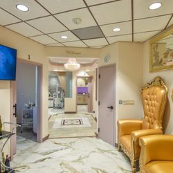 LipLash Organic Spa - Entryway and seating area
