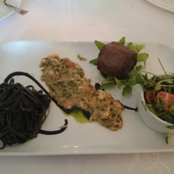 Restauracja & Rezydencja Revelo - Steak z bawety, czarny makaron i krewetki.