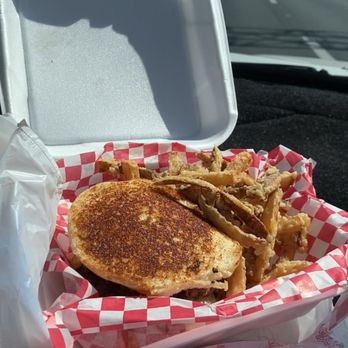 El Vago Burger & BBQ - Frumunder Cheese Burger with Fries - Barbeque Near Me - Corpus Christi, Texas