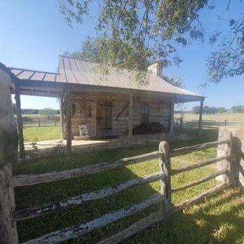 Gastehaus Schmidt Reservation Service - Front of the cabin - Bed & Breakfast Near Me - Fredericksburg, Texas