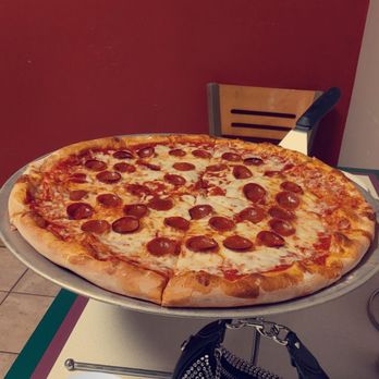 Renna's West & Mio Gelato Cafe - Huge improvement on pizza since I last had it at the mall! - Pizza Near Me - Olean, New York