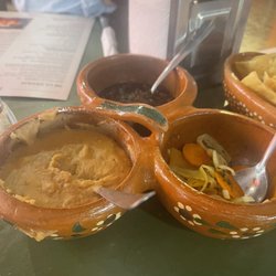 La Cabaña del Guero Max - Salsas y frijoles Fritos.