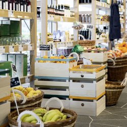 Local - Riesiger Food Market mit Besonderheiten der Region, unter anderem mit Bio-Früchten, frischem Gemüse und hausgemachter Pasta.