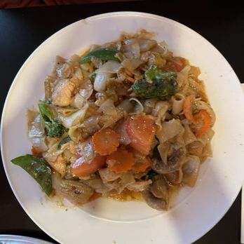 Tea Rose Diner - Drunken noodles - Thai Near Me - Murray, Utah