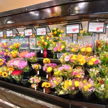 Giant Eagle - Great selection of fresh flowers! - Grocery Near Me - Ravenna, Ohio