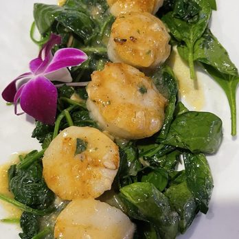 Popei's Clam Bar - Sea Scallops scampi over a bed of Spinach - Seafood Near Me - Bethpage, New York