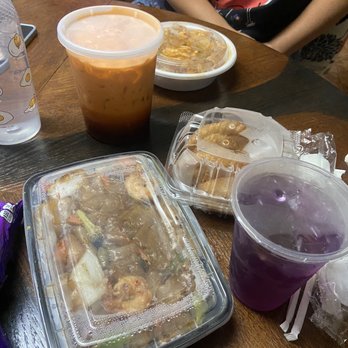 Amy Thai Bistro - drunken noodle pad see ew jumbo thai tea and mint lemonade and curry puffs - Thai Near Me - Brooklyn, New York