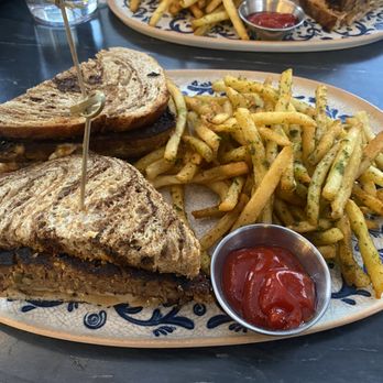 Royal Restaurant - Meatloaf Melt - Breakfast & Brunch Near Me - Alexandria, Virginia Royal Restaurant - Meatloaf Melt - Breakfast & Brunch Near Me - Alexandria, Virginia