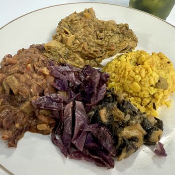 Fancy I Naturals - From L, clockwise: Bean chili stew, coconut curry jackfruit, turmeric brown rice, steamed greens & purple cabbage - Live/Raw Food Near Me - Pompano Beach, Florida