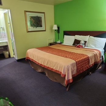 Shamrock Country Inn - Bed was comfortable, bears not included. - Hotels Near Me - Shamrock, Texas Shamrock Country Inn - Bed was comfortable, bears not included. - Hotels Near Me - Shamrock, Texas