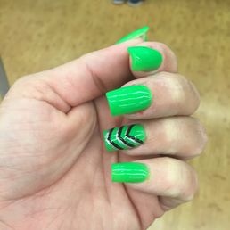 I LOVE LOVE LOVE Hannah's. Best nail salon in South Philly.  Clean facility.  Excellent!!