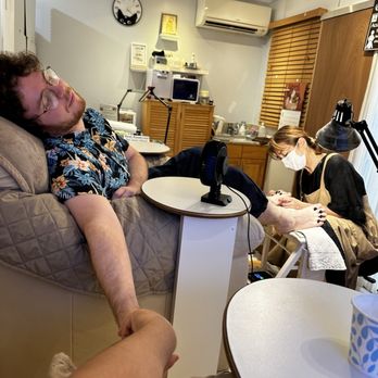 Aqua Nails & Massage - Real men get pedicures - Nail Salons Near Me - Honolulu, Hawaii