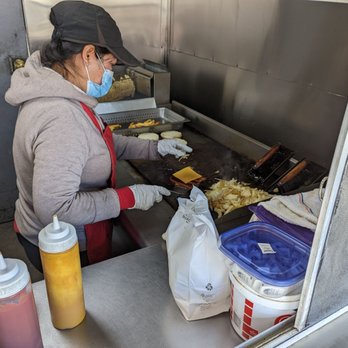 Dave's Burgers - Grilling onions - Burgers Near Me - Long Beach, California Dave's Burgers - Grilling onions - Burgers Near Me - Long Beach, California