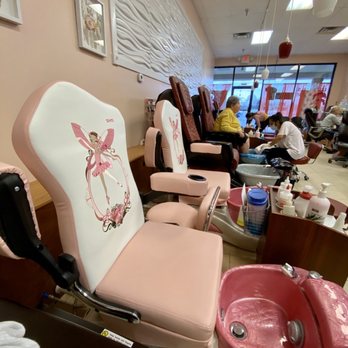 Lily's Nails - Kids seating - Nail Salons Near Me - Avon, Indiana
